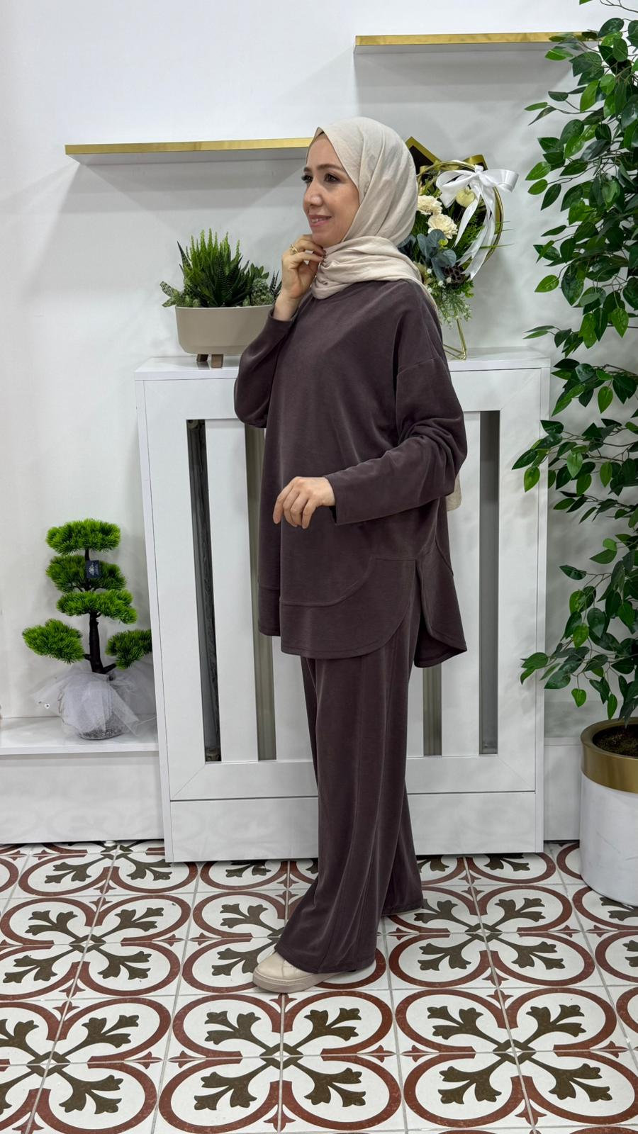 KAVİSLİ KESİK DETAYLI TAKIM- KAHVERENGİ